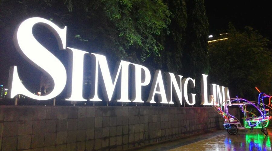 Bersantai Malam Hari di Simpang Lima Semarang